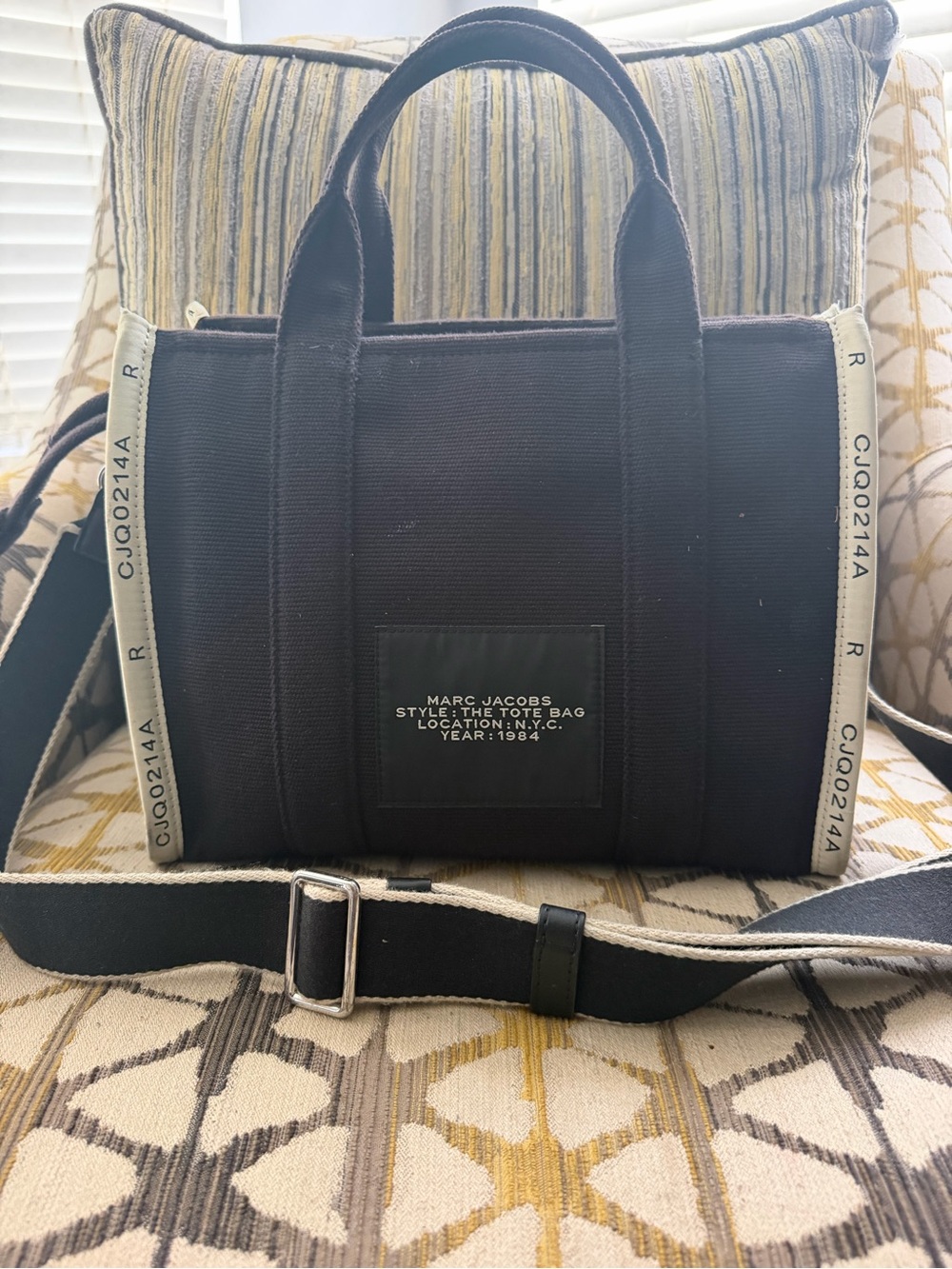 Marc Jacobs Black Canvas 'The Tote Bag' with White Accent - Picture 2 of 4